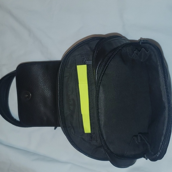 Leather ST JOHN'S BAY BACK PACK OR SLING STYLE. - Picture 8 of 12